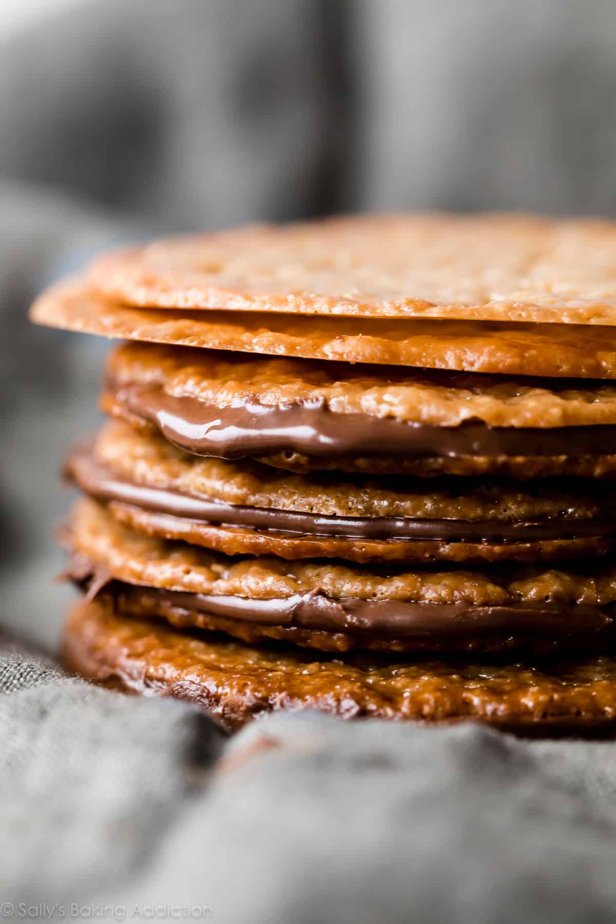Easy lace cookies with chocolate filling