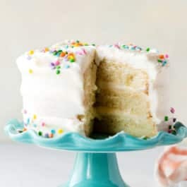 6 inch vanilla cake on blue cake stand